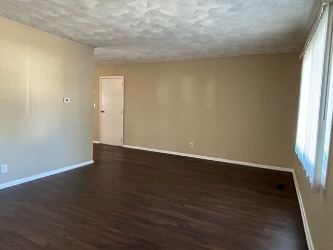 Building Photo - Spacious 3 bedroom home with large backyard deck!