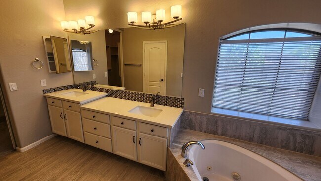 Building Photo - 4 Bedroom Home in the Kerby Estates Commun...