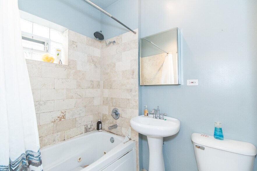 Building Photo - 927 W Sunnyside Ave