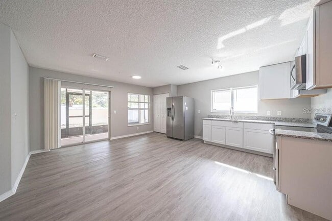 Building Photo - 2025 Peaceful Palm St