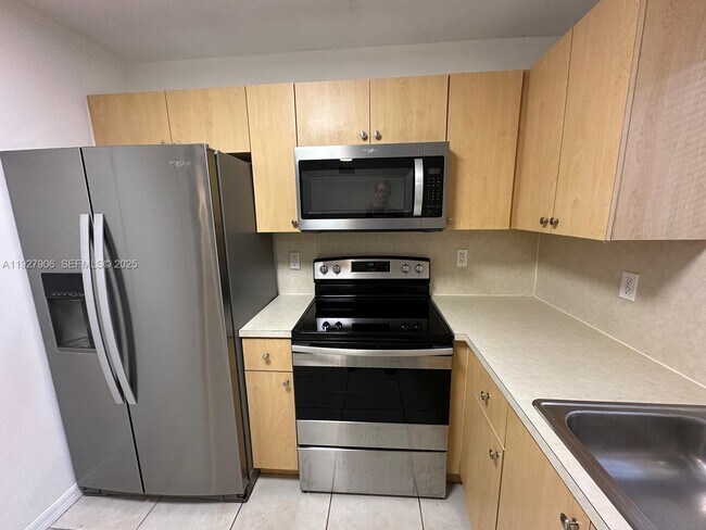 Building Photo - 2911 SE 13th Rd