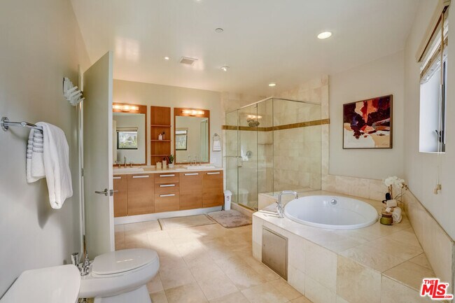 Building Photo - 8788 Shoreham Dr