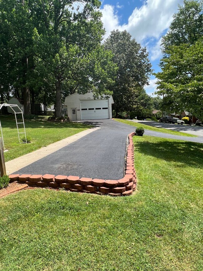 Building Photo - 1035 Oakmont Cir