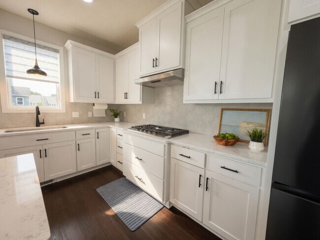 Building Photo - Gorgeous 3bed 3bath Home, Nestled in The Desirable Harvest West Neighborhood of Chaska