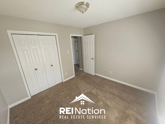 Building Photo - MEMPHIS CHARMER! | Vaulted Ceilings & Brick Fireplace | 3 Bed / 2 Bath