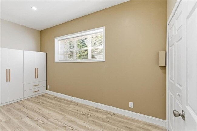 Building Photo - 3268 Briarwood Blvd