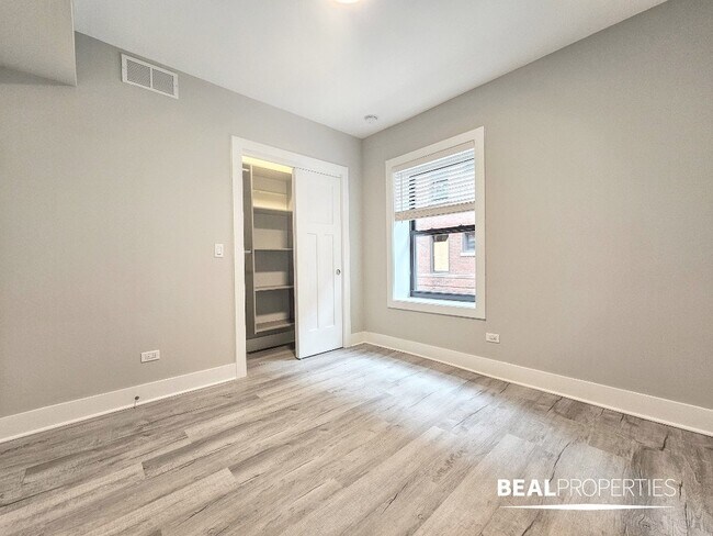 Building Photo - 1137 Oak Ave