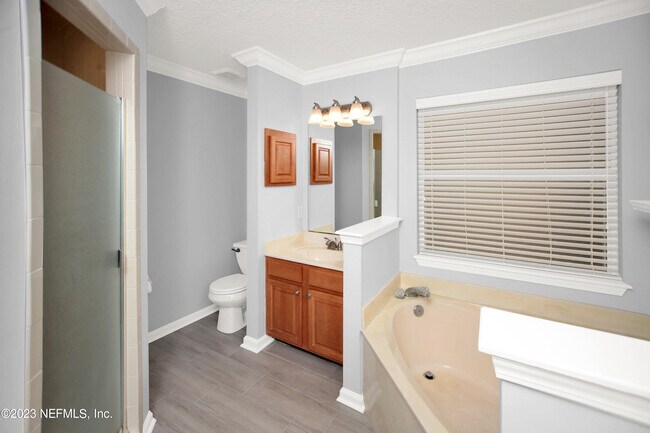 Building Photo - 757 MacKenzie Cir