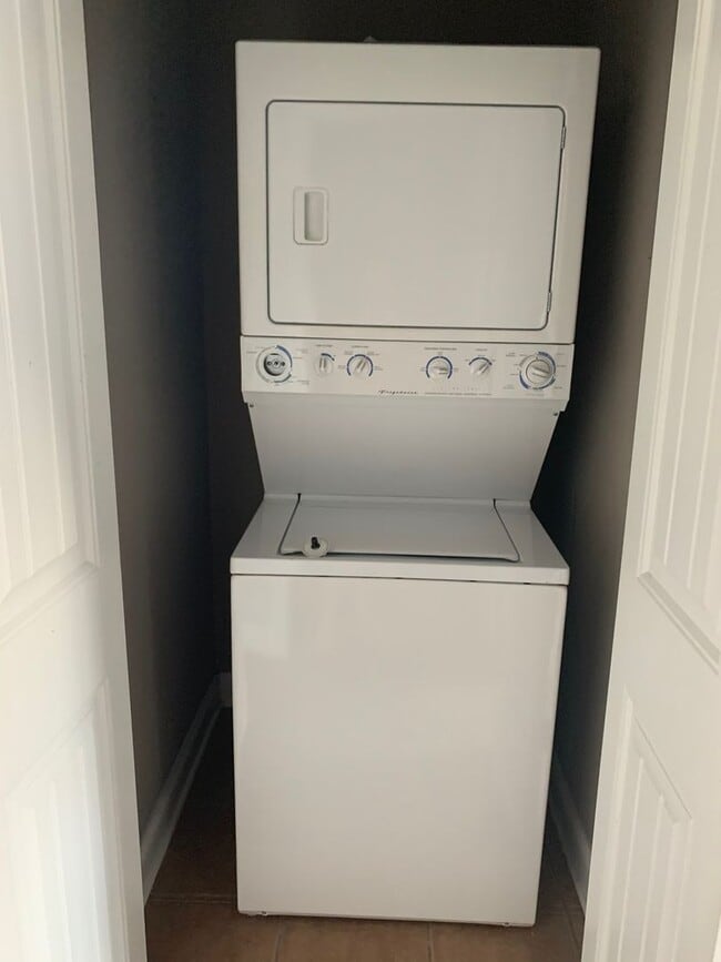 Building Photo - Lovely Eastside Townhome Condo Near Vet School- 3BR/3BATH!