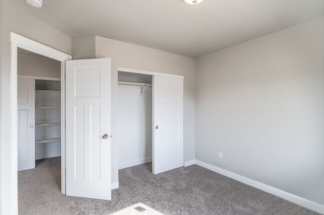 Building Photo - 3 Bed, 2.5 Bath Duplex in Royal City