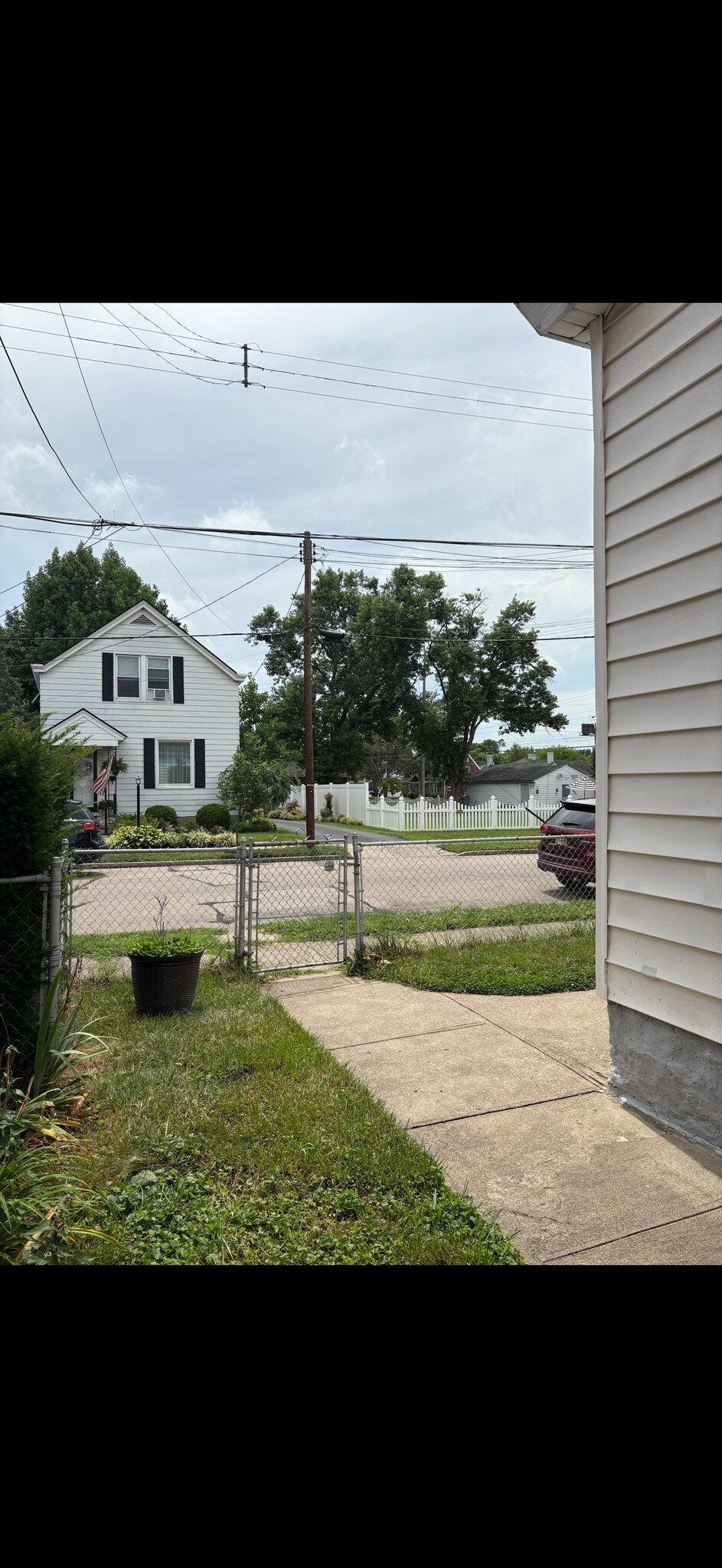Building Photo - 210 Maple St