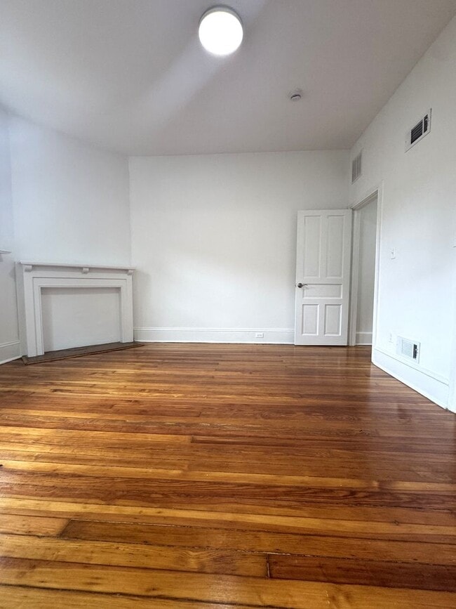 Building Photo - Fabulous Large Renovated 1BR/1BA in Histor...