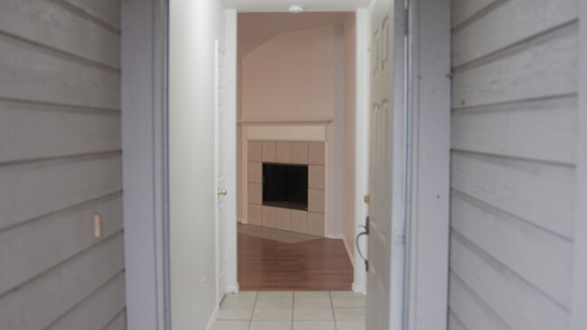 Building Photo - 2512 Douglas Dr