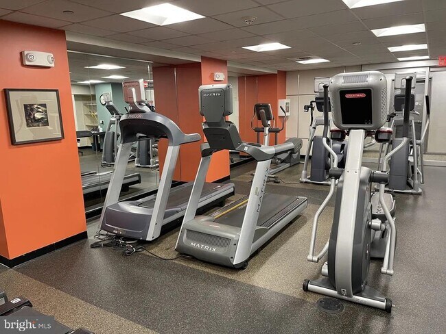 Building Photo - 210 Locust St