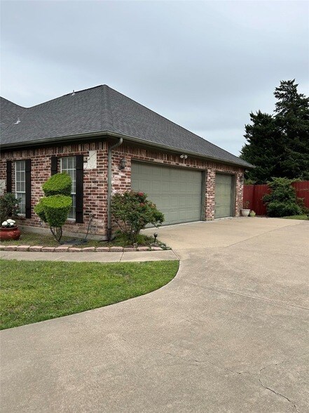 Building Photo - 2610 Jakes Ct