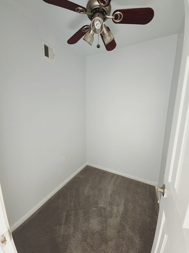 Building Photo - Lovely Parkside Townhome!