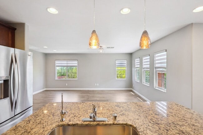Building Photo - Beautiful 3 Bedroom Townhome With Stunning Mountain Views