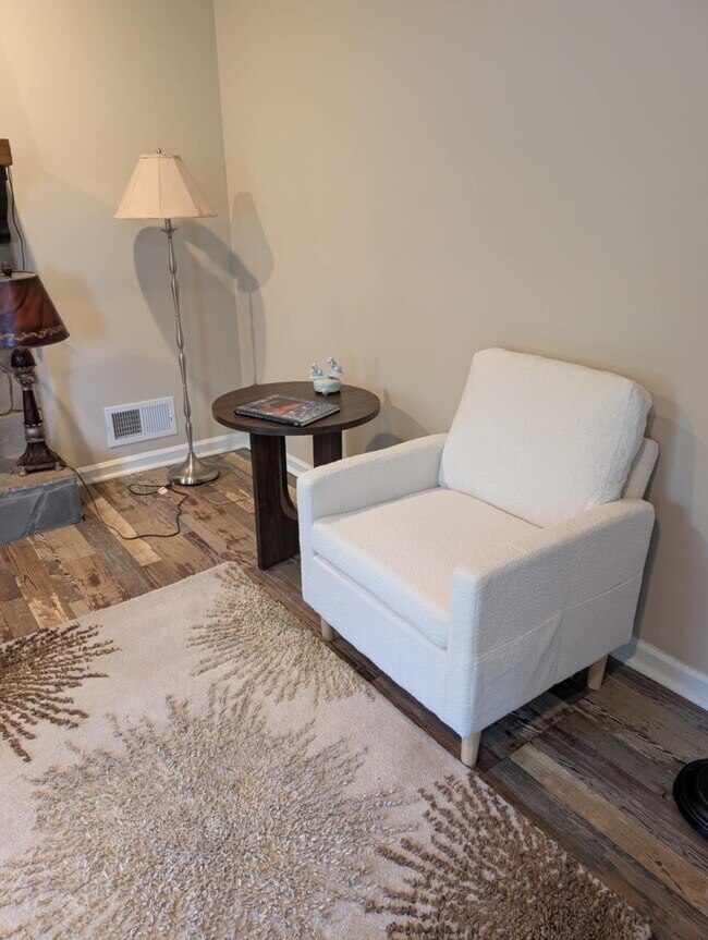 Building Photo - Room in House on Karl Ct