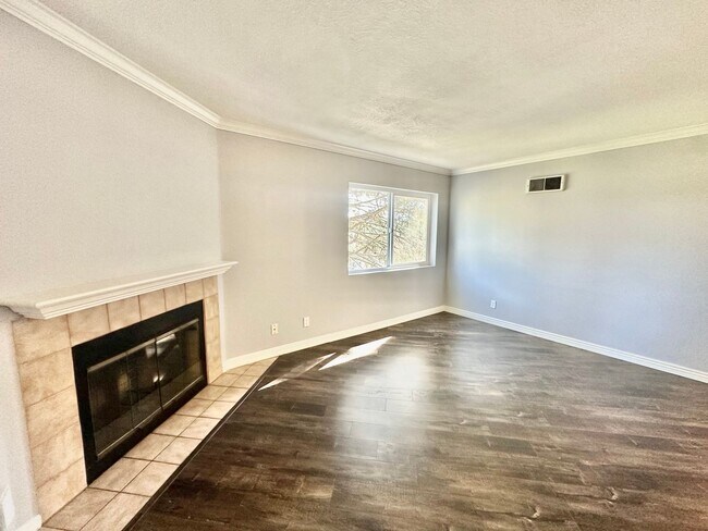 Building Photo - Bright and Gorgeous Condo in UTC near UCSD!!