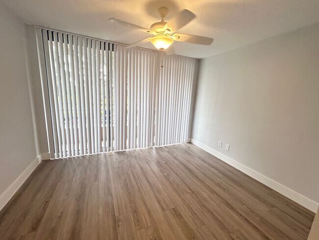 Building Photo - Beautifully Remodeled 2/2 Waterfront Unit in Gated Community!