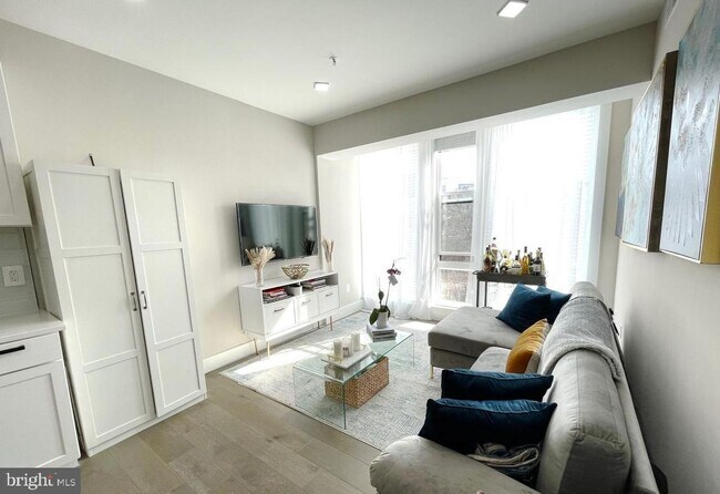 Building Photo - Cozy 3 Bedroom 2 Bathroom Condo- Conveniently Located in the heart of Washington, DC