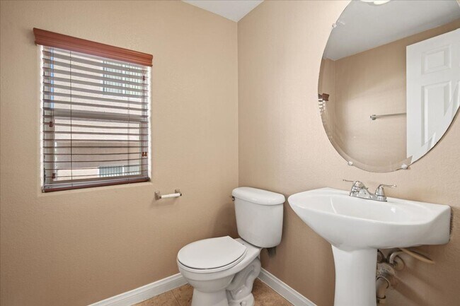 Building Photo - Spacious 3 bth Upstairs Plus Loft Bedroom, New Floors, New paint, No Carpet