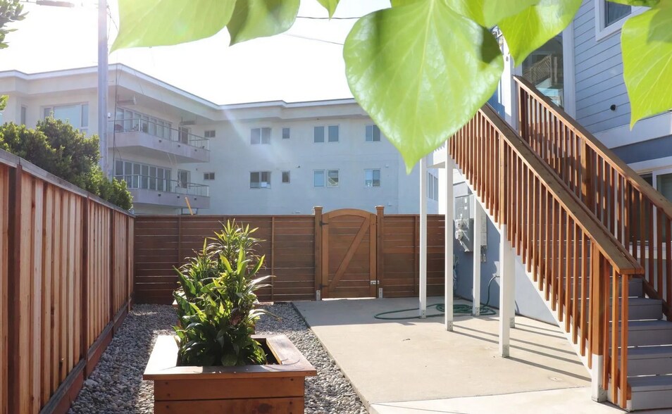 Building Photo - 902 W Cliff Dr