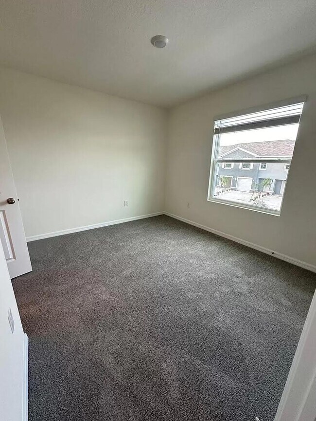 Building Photo - 3 Bedroom 2.5 Bath Townhouse