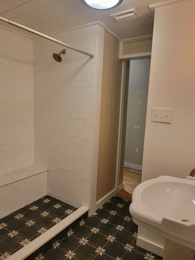 Building Photo - Beautiful 4 bedroom home in Midtown