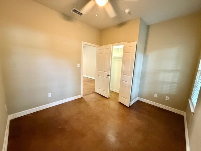 Building Photo - Elegant 4-bed/2-bath plus Garage!