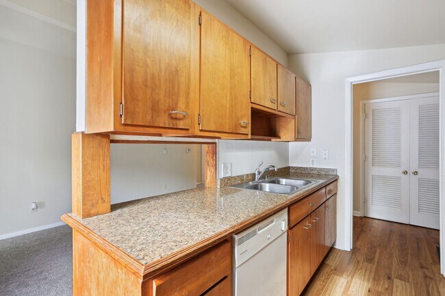 Building Photo - 1115 Broadmoor Dr