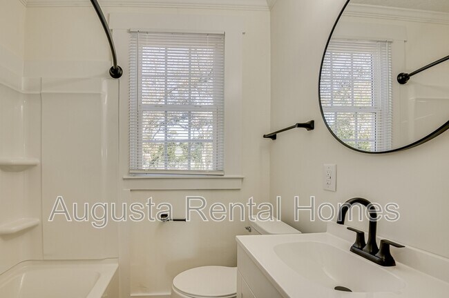 Building Photo - 2019 Roosevelt Dr