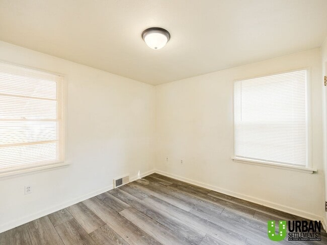 Building Photo - 2427 W Walton Ave