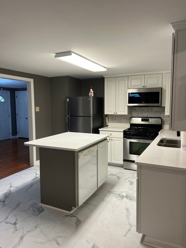 Building Photo - 217 Peony Ln