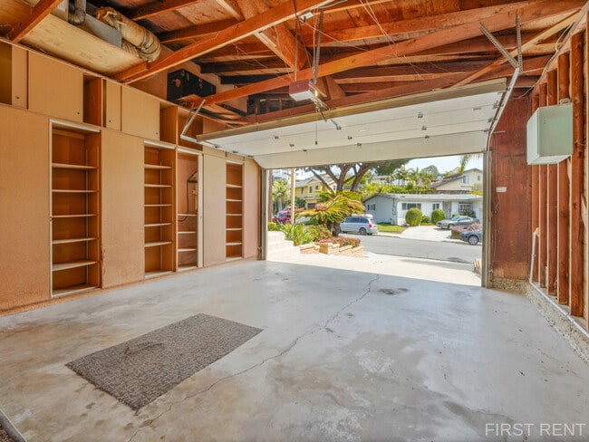 Building Photo - 5250 Vickie Dr
