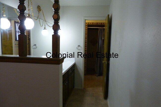 Building Photo - Spacious 3 bedroom 2 bathroom home