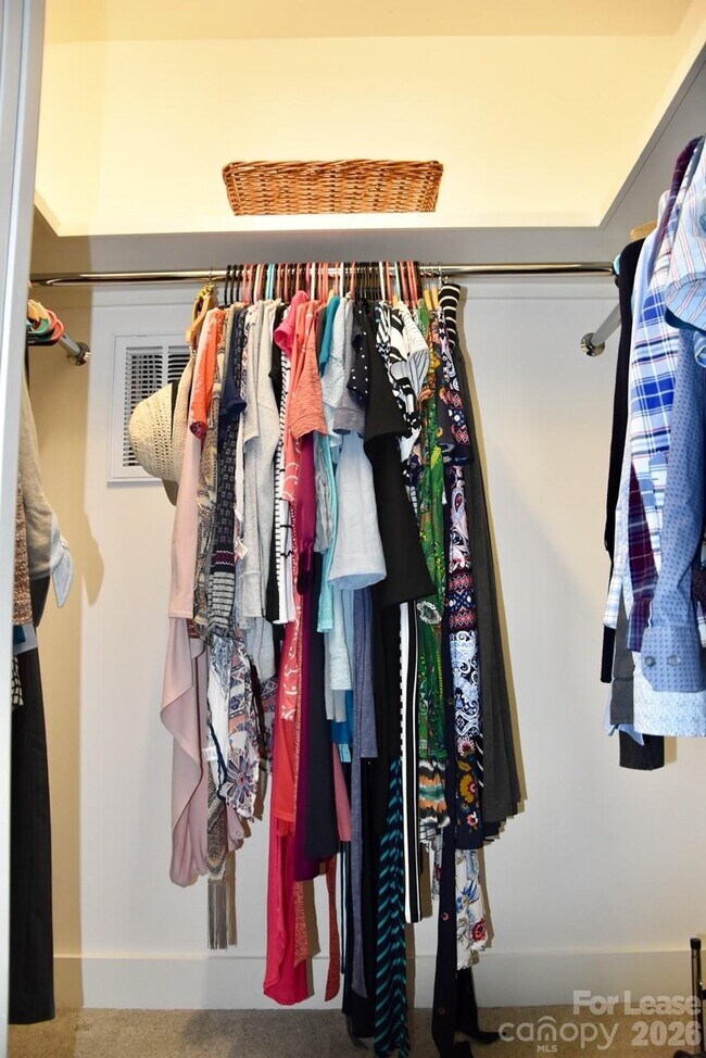 Building Photo - 916 Westbrook Dr