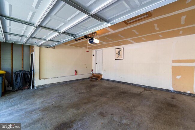 Building Photo - 8005 Silver Fox Dr