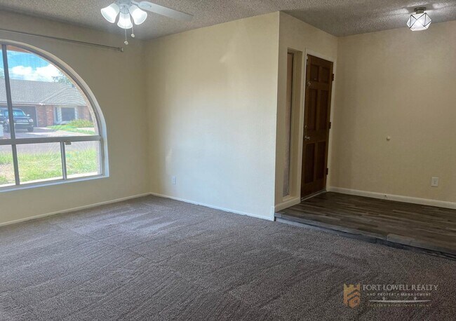 Building Photo - Coming Soon! 3 Bed/2 Bath home in Glendale! Located in an HOA! (Available on 05/15/26)