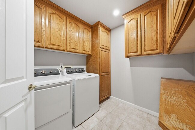 Building Photo - Executive Rental in Gold Hills