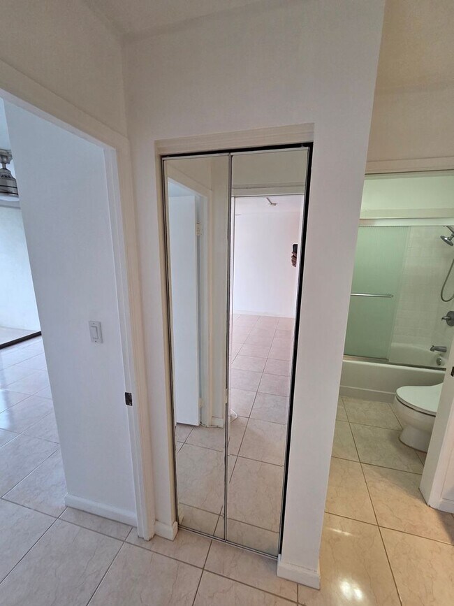 Building Photo - Wilder At Piikoi Spacious 1 Bedroom, 1 Bath & 1 Parking Stall.