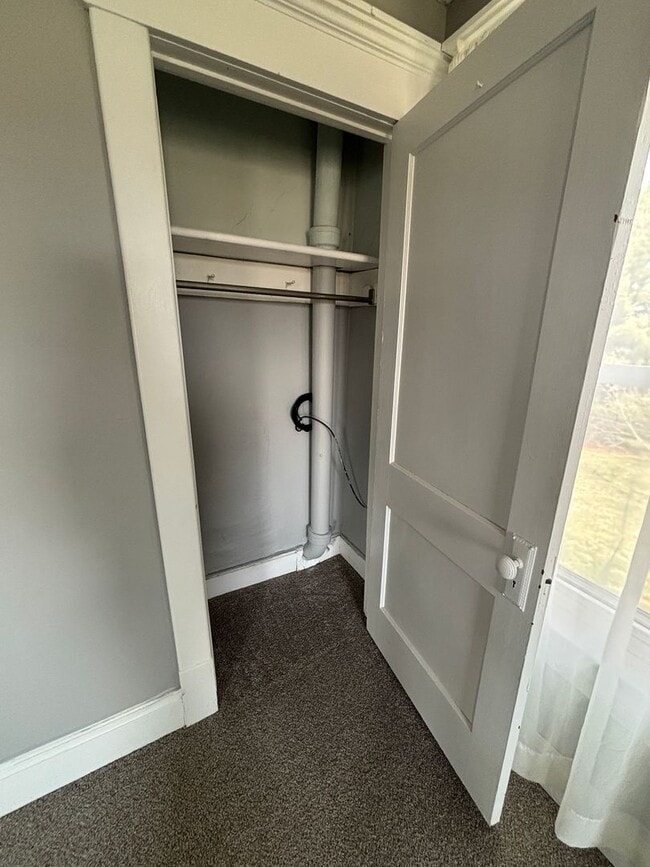 Building Photo - 4 Bedroom, 2 Bathroom House