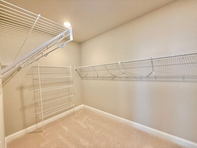 Building Photo - **OFFERING FIRST MONTH'S RENT FREE, $200 MOVE IN PROMOTION & REFUNDABLE APPLICATION FEES** New Co...