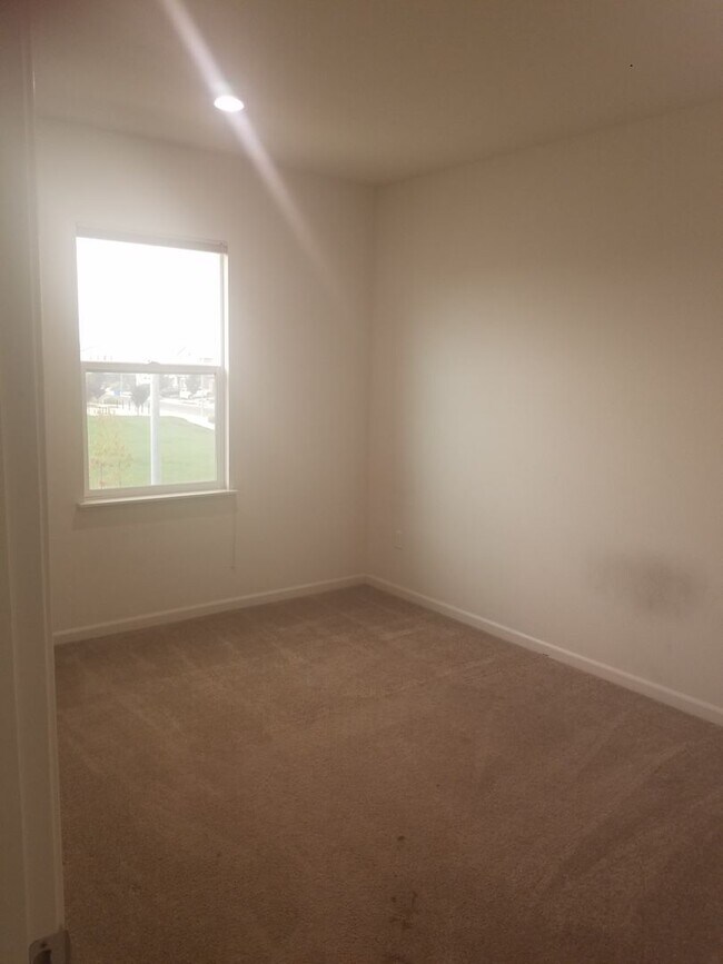 Building Photo - Beautiful, Large 4 BR/2.5 Bath Home,  Lots of light!  Great Neighborhood!