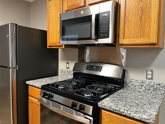 Building Photo - 15106 Chamberlain Ct