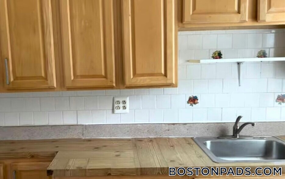 Building Photo - 248 Kelton St