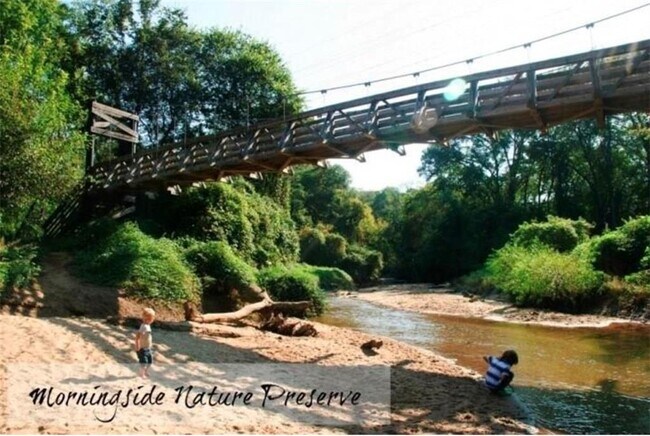 Building Photo - 961 E Rock Springs Rd NE