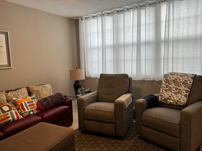 Building Photo - 3510 Oaks Way