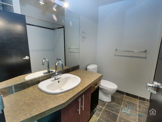 Building Photo - Beautiful Studio Condo in Portland!