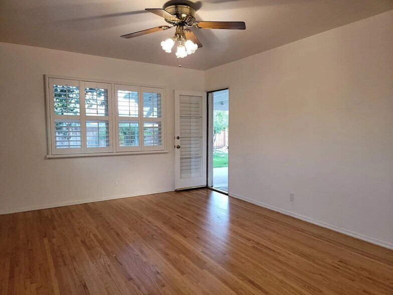Building Photo - 10344 Petit Ave